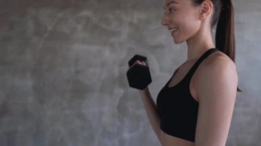 fit kız çalışma ve ağırlık kaldırma