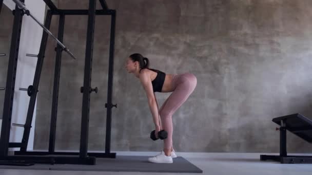 Fit meisje trainen en tillen gewichten — Stockvideo