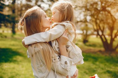 sevimli kızı ile zarif anne