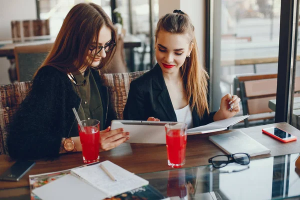 Bizneswomen siedzi w kawiarni — Zdjęcie stockowe