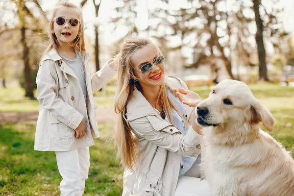 Elegante madre con figlia carina — Foto Stock