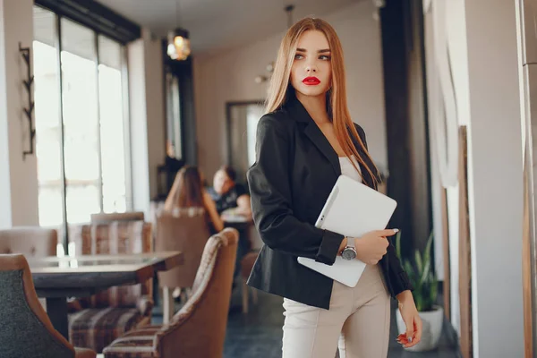 Стильна бізнес-леді в кафе — стокове фото