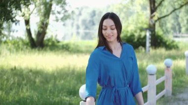 güzel esmer kız poz