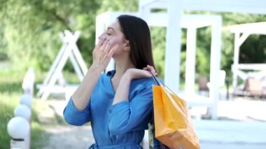 güzel esmer kız poz