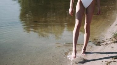 bir bathingsuit dışında poz esmer uygun