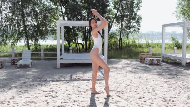 Fit brunette in een bathingsuit poseren buiten — Stockvideo