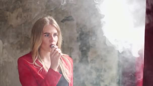 Stylish young girl in a city with vape — Stock Video