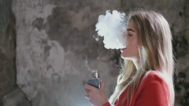 Yeleli bir şehirde şık bir genç kız