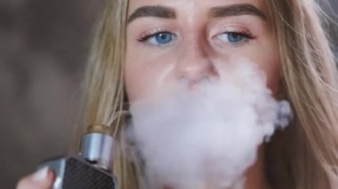 Yeleli bir şehirde şık bir genç kız