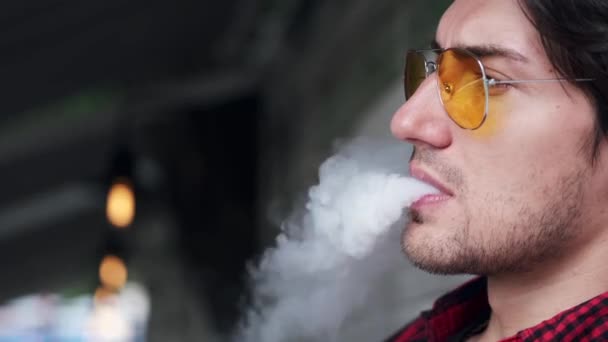 スタイリッシュな街の男。エレガントな男性は電子タバコを使用 — ストック動画