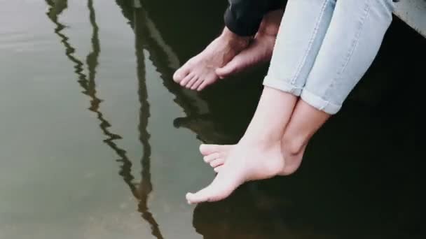 Benen spatten, slow-mo voeten van paar in water. — Stockvideo