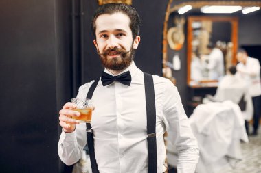 Bir berber dükkanında yakışıklı işadamı