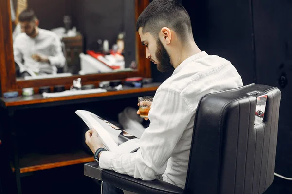 Przystojny biznesmen w fryzjera — Zdjęcie stockowe