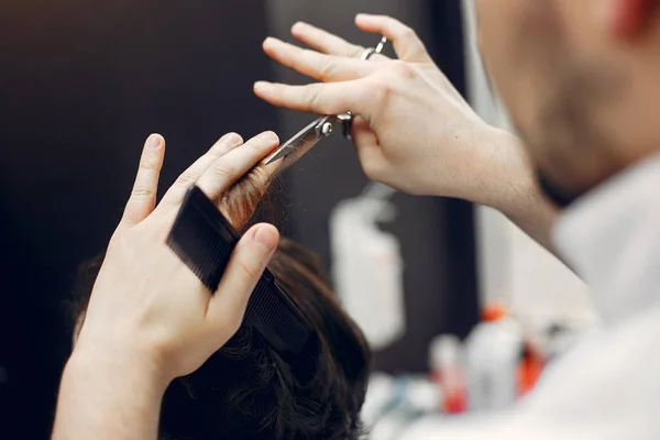 Stilvoller Mann sitzt in einem Friseurladen — Stockfoto