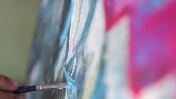 Closeup of an artist painting on a canvas — Stock Video