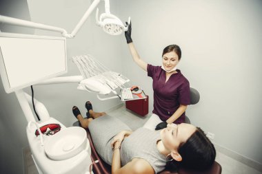 Bir diş hekimi güzel kız