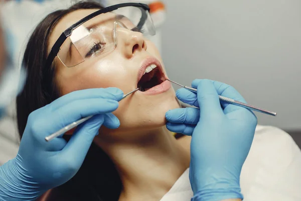 Menina bonita em um dentista — Fotografia de Stock