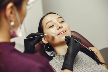 Bir diş hekimi güzel kız