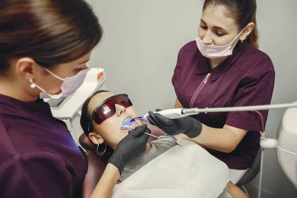 Hermosa chica en un dentista —  Fotos de Stock