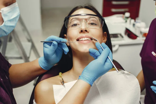 Bella ragazza in un dentista — Foto Stock