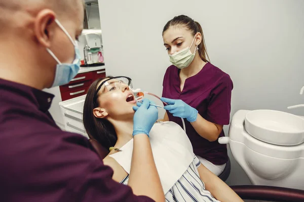 Bella ragazza in un dentista — Foto Stock