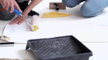 duvar kağıdı yapıştırıcı koyarak iki kişi için yakın