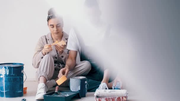 Pareja feliz pintando su primer apartamento juntos — Vídeo de stock