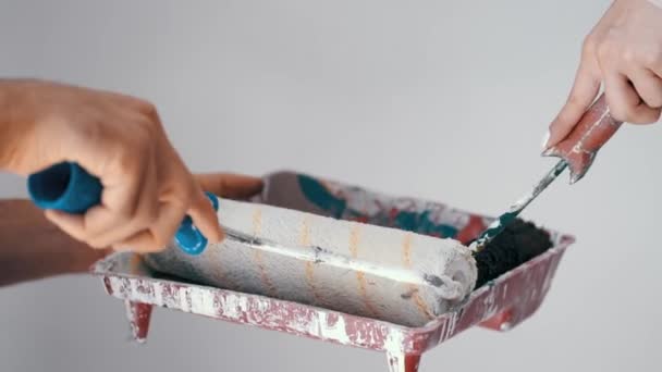 Rodillos de pintura enrollables en el contenedor de pintura — Vídeos de Stock