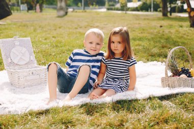 Parktaki aile çimenlerde oynuyor.