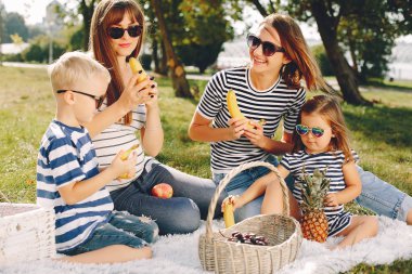 Bir yaz parkta oynayan çocuklar ile anne