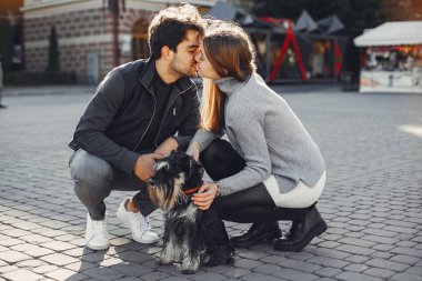 Güzel bir çift yaz şehrinde vakit geçirir.