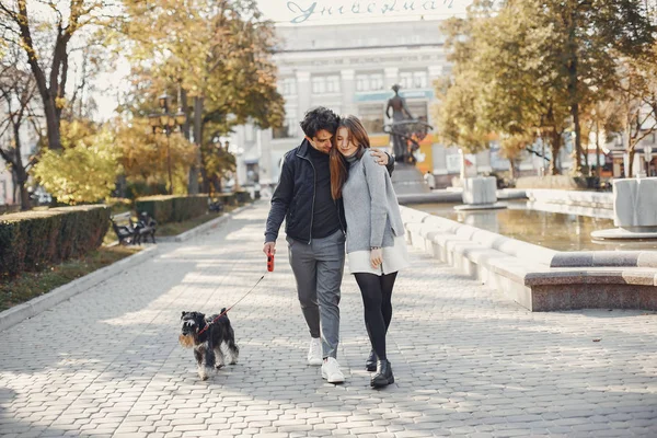 Mooi koppel brengen tijd door in een zomerstad — Stockfoto