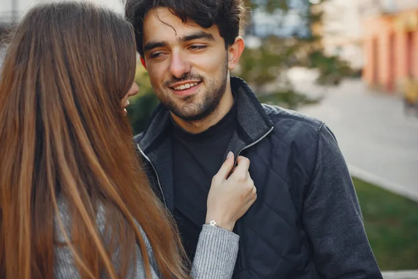 Beautiful couple spend time in a summer city — Stock Photo, Image