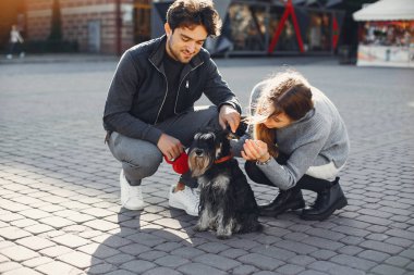 Güzel bir çift yaz şehrinde vakit geçirir.