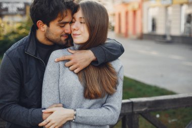 Güzel bir çift yaz şehrinde vakit geçirir.