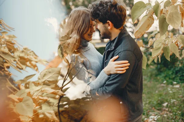 Beautiful couple spend time in a summer city — Stock Photo, Image