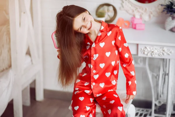 Niedliches kleines Mädchen zu Hause im Pyjama — Stockfoto