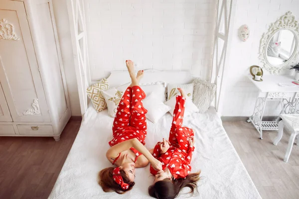 Roztomilá matka a dcera doma v pyžamu — Stock fotografie