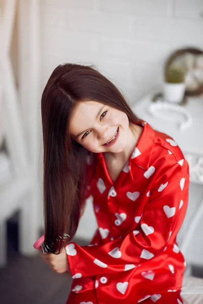 Niedliches kleines Mädchen zu Hause im Pyjama — Stockfoto