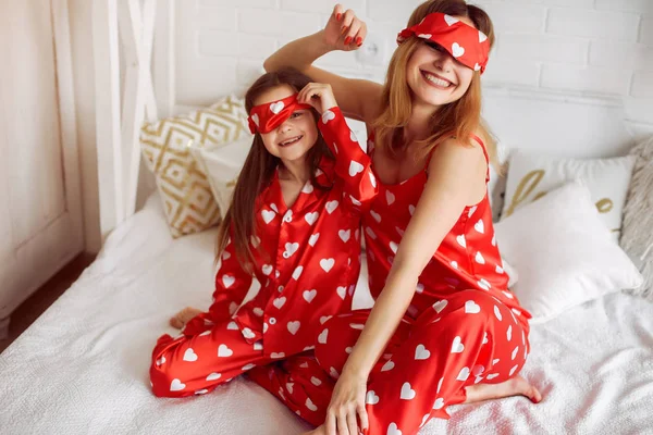 Schattige moeder en dochter thuis in een pyjama — Stockfoto