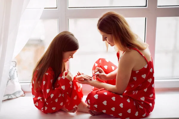 Linda madre e hija en casa en pijama — Foto de Stock