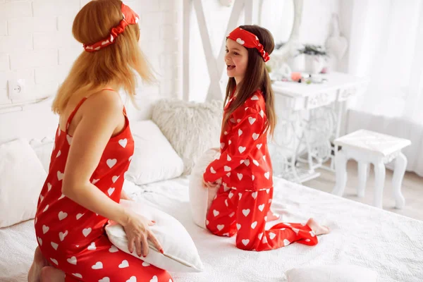 Roztomilá matka a dcera doma v pyžamu — Stock fotografie