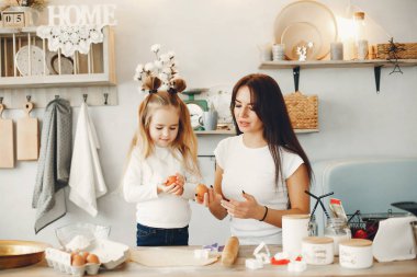 Aile kurabiye için hamur pişirir.