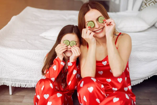 Schattige moeder en dochter thuis in een pyjama — Stockfoto