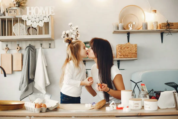 Rodina vaří těsto na sušenky — Stock fotografie