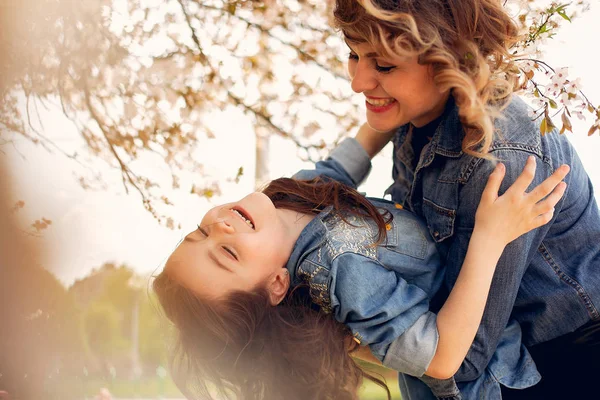 Cute and stylish family in a spring park — Stock Photo, Image