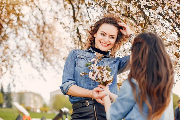 Famiglia carina ed elegante in un parco primaverile — Foto Stock