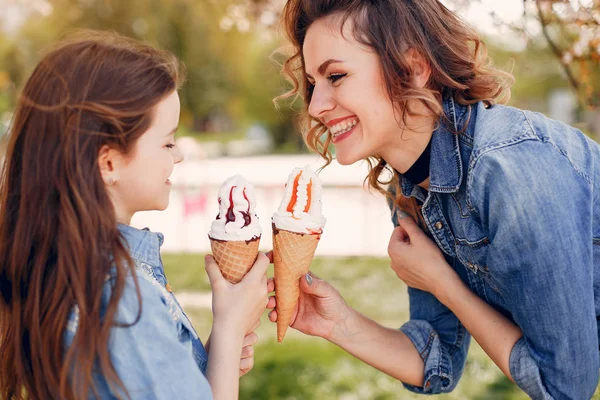 Cute and stylish family in a spring park — Stock Photo, Image