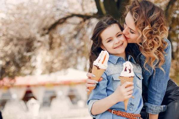 Cute and stylish family in a spring park — Stock Photo, Image