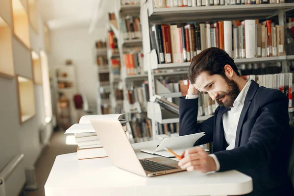 Belle étude de gars à la bibliothèque — Photo